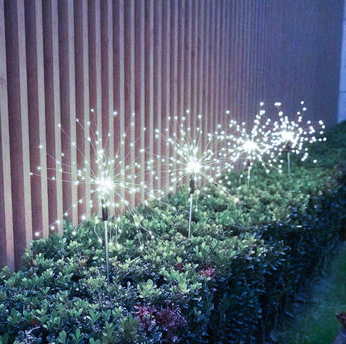 Aurinkoenergialla toimiva LED-puutarhavalaisin