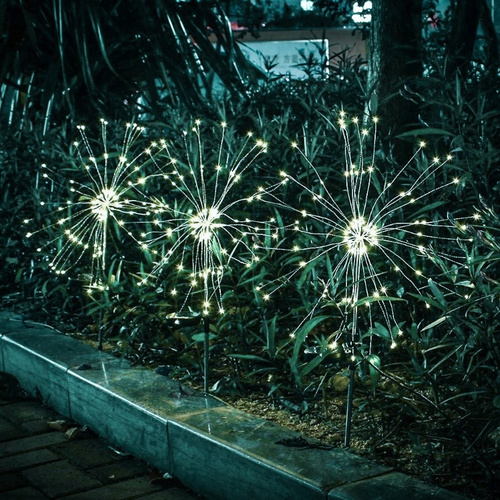 Aurinkoenergialla toimiva LED-puutarhavalaisin